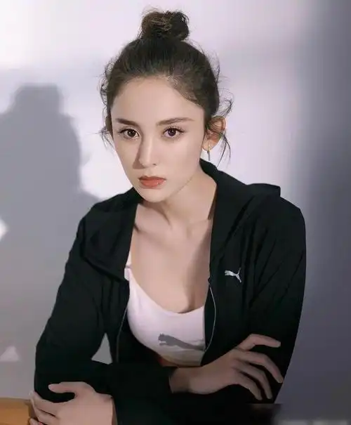 古力娜扎运动背心,紧身裤晒美照,纤细蛮腰