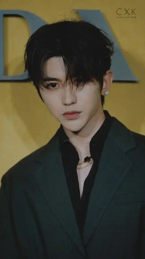 蔡徐坤烟灰色西装##prada2021春夏系列