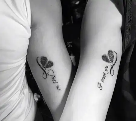 情侣手臂黑色爱心指纹纹身图片