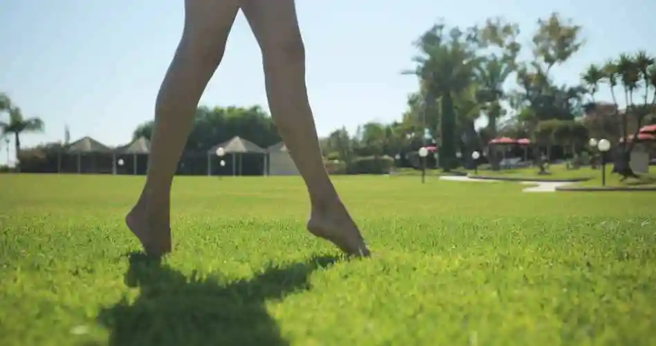 美女踮起脚尖草地行走,文艺小清新 (2)