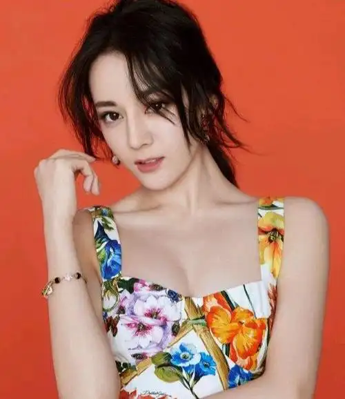 9月12日,迪丽热巴在为杨幂庆生时,使用了一个与蔡徐坤有关的表情包.