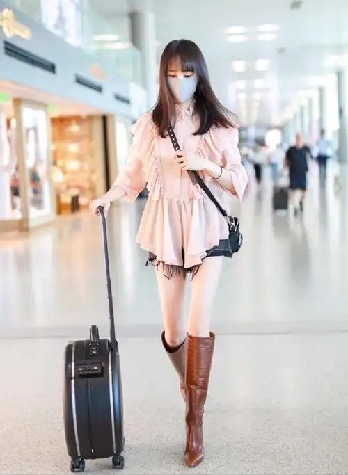 更让人没有想到的是,郑爽竟然穿了一件棕色的过膝长