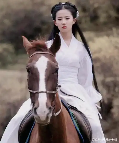 刘亦菲骑马照