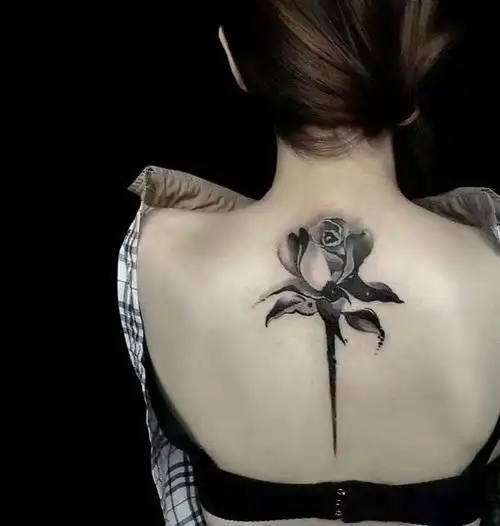 女生后背好看的玫瑰纹身图案(3/7)