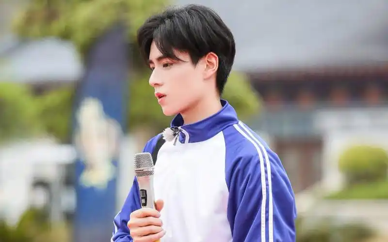 【24小时第10期】胡一天清新校服风再唱小美好《是梦吧》【二十四小时