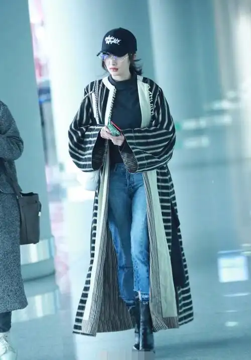 杨幂街拍,身着条纹外套搭牛仔裤,走路气场十足!