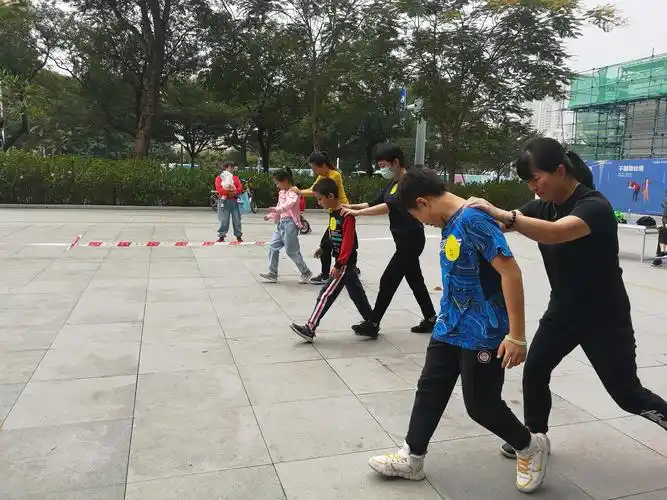 图五大脚小脚一起走