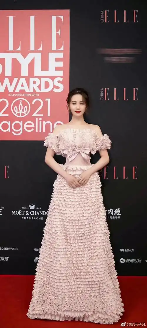 刘诗诗身穿蛋糕裙,美得像仙女下凡一般令人惊艳.