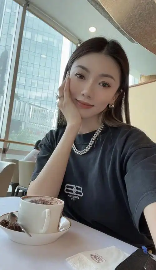 郑恺前女友程晓玥宣布怀孕,抚摸孕肚俏皮卖萌,上个月刚官宣结婚|程