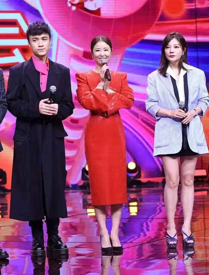 赵薇林心如再同框,一个西装裙大秀美腿,一个穿红裙美得耀眼!