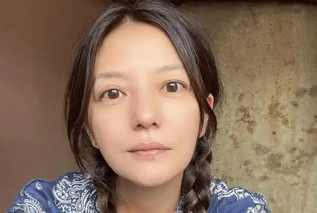 赵薇素颜自拍显清纯眼中红血丝严重难掩美貌别有风韵