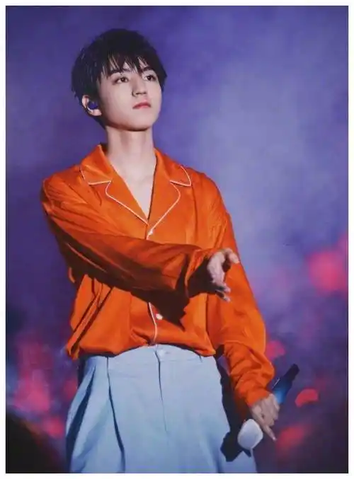 这一张王俊凯身上穿着橙色睡衣风格的上衣,宽松的风格很好地展现了小