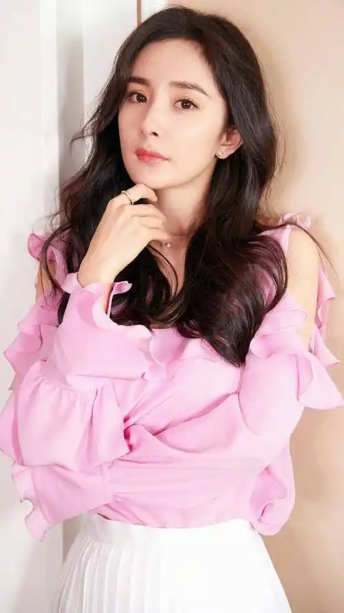 杨幂公司晒2023年贺卡引热议,张云龙又有了新的身份_迪丽热巴_股东_黄