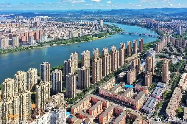 吉林市我的评分:可能一年仅有一次的吉林市云层之上的日出航拍景象