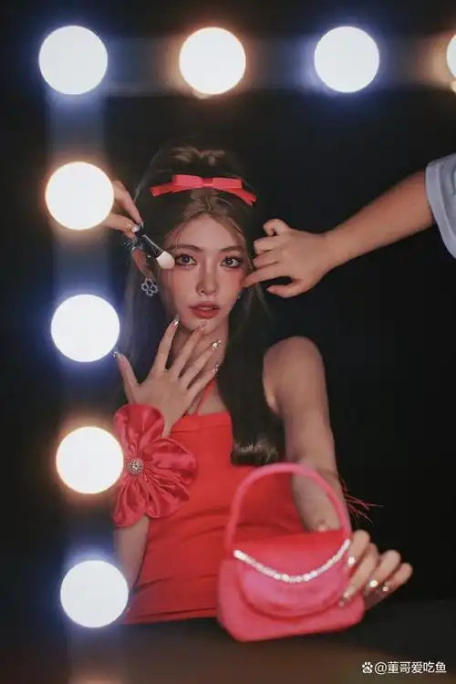 许佳琪这次妆造绝了!橙色波浪发美拉德色系穿搭,慵懒范也太美了