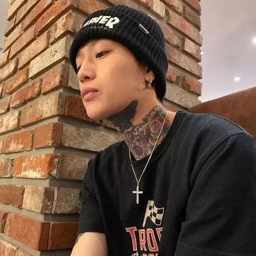 今天我们就一起看看帅气的纹身小哥哥