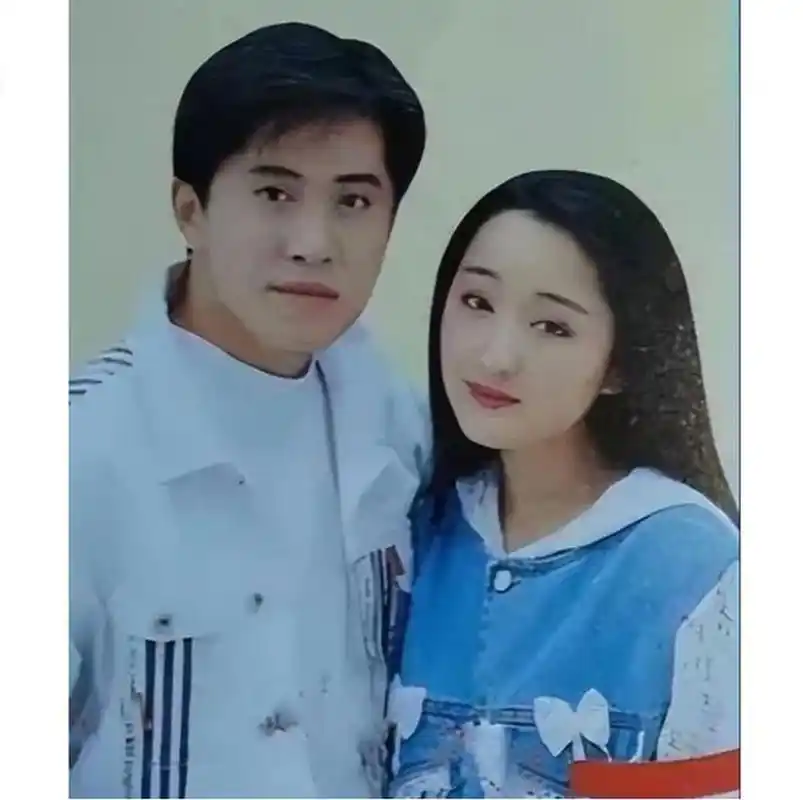 1990年代,年轻的杨钰莹和搭档毛宁曾合作,被唱片公司打造成内地第一对