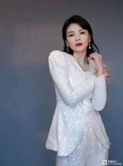 42岁的刘涛风采依旧,身穿亮片西装配尖头高跟鞋,干练又有气场