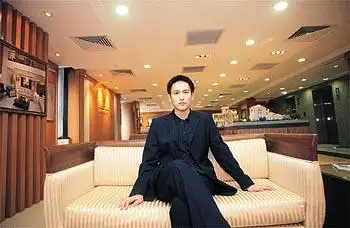 这个富二代曾经跟何猷邦一样,后来医好后成商界神童,如今身家百亿