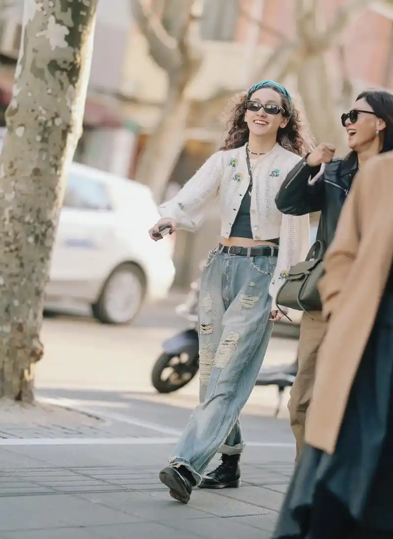 有风的午后上海街头时髦穿搭上海街拍