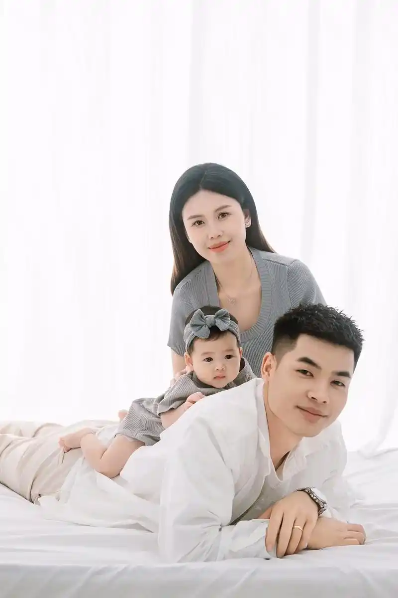 第87集|一组简约温馨的家居风亲子照92.和爸爸妈妈在镜头前 - 抖音