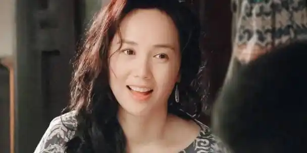 在《霸王别姬》这部作品中,她扮演了一个在困境中为儿子妥协的"豆子妈