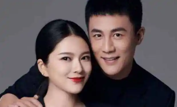 杜淳妻子王灿晒照自曝目前正母乳喂孩子婚后变节俭耳环8块钱