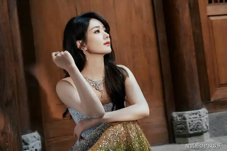 36岁赵丽颖最新活动照穿抹胸镂空裙美成女王不菲首饰超抢镜