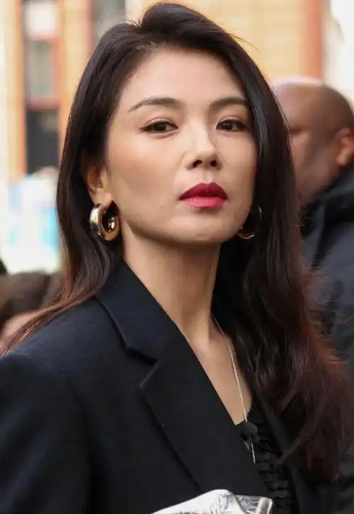 刘涛巴黎活动生图美出圈网友她越来越少女了