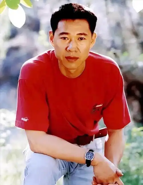 1978年,张丰毅踏入了北京电影学院表演系的大门,与周里京,陈国星