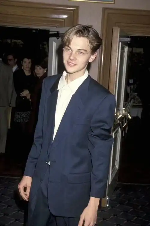 外媒曝光一组小李子近照,玩水开心得像孩子,再也回不去的小李子