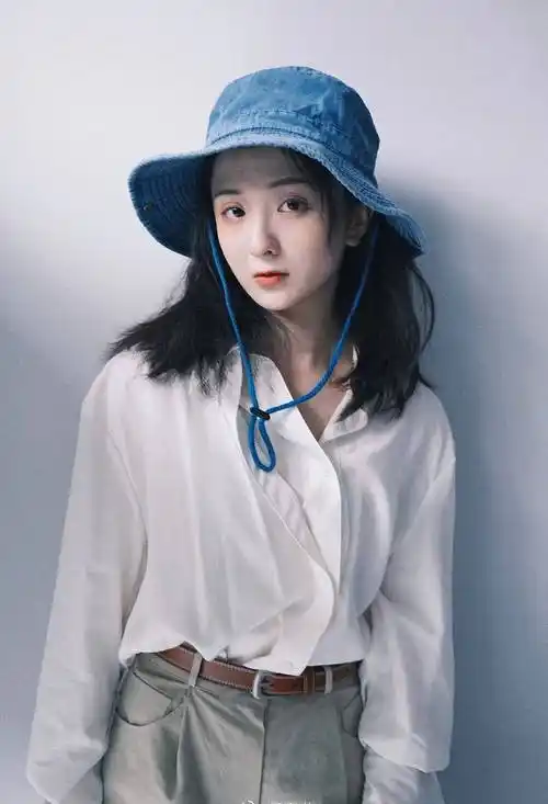 厉嘉琪白色衬衣渔夫帽搞怪写真