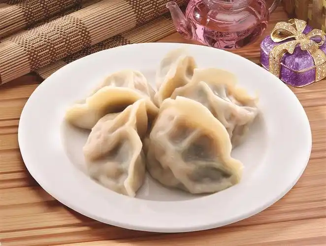 饺子摆盘美食图片