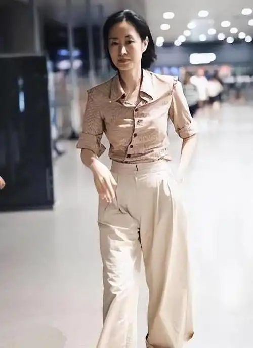 刘敏涛太酷了,穿素衣剃光头上节目,完全不在意他人眼光