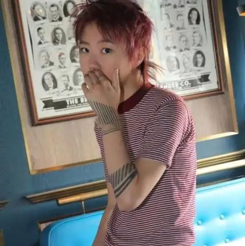 窦靖童头扎朝天辫,穿"爷爷衫",个性造型一般人学不来|短发|发型|穿搭