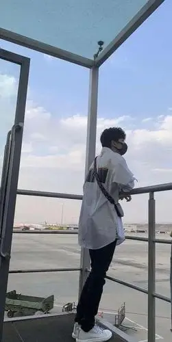 tfboys三小只这背影你知道是谁吗?