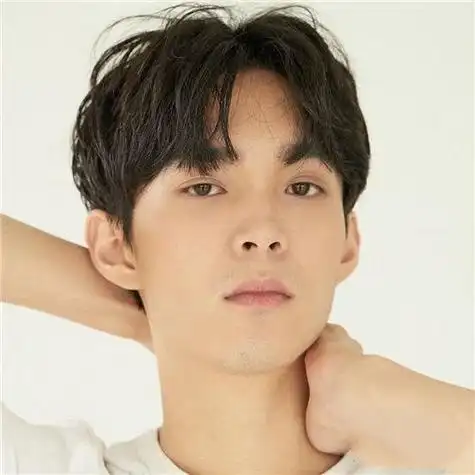 男生发际线太高还显老,春节剪这4款发型"帅到爆",还你颜值