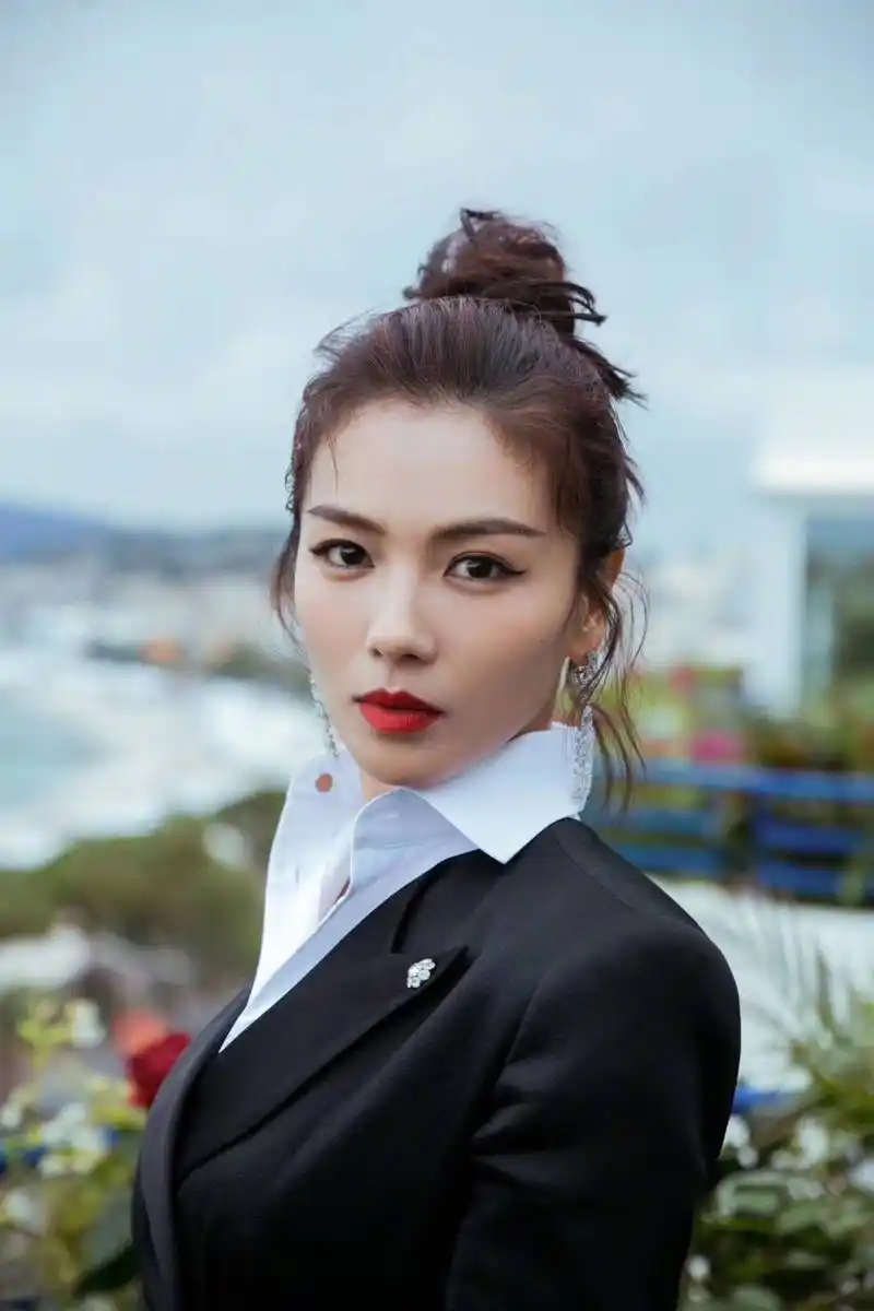 上了年龄的女人不如学学刘涛,留这几款发型,尽显时尚高级感!