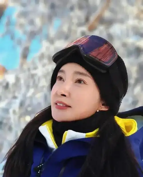 李冰冰的滑雪照素颜状态太好了简直少女一般