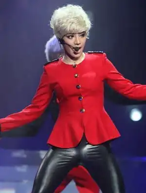 江映蓉高跟皮裤大跳热舞 衣扣险撑开忙系扣