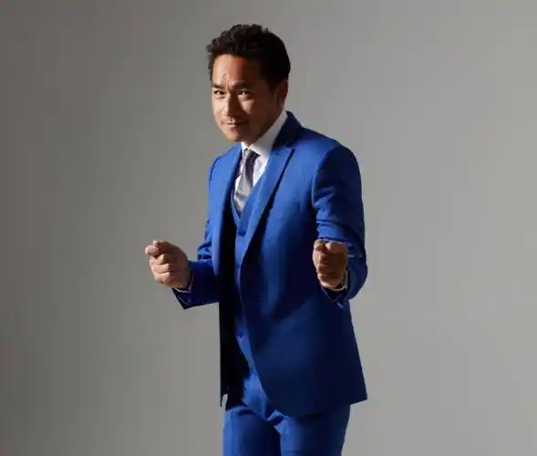 港片大反派骆达华晒近照,才56岁头发就全白了,真是让人心疼_香港_生活