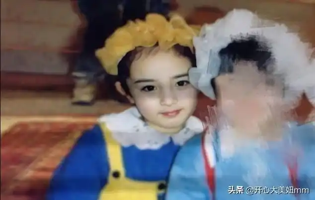 刘恺威和女儿同台,小糯米正脸首曝光,长得像杨幂小时候吗?