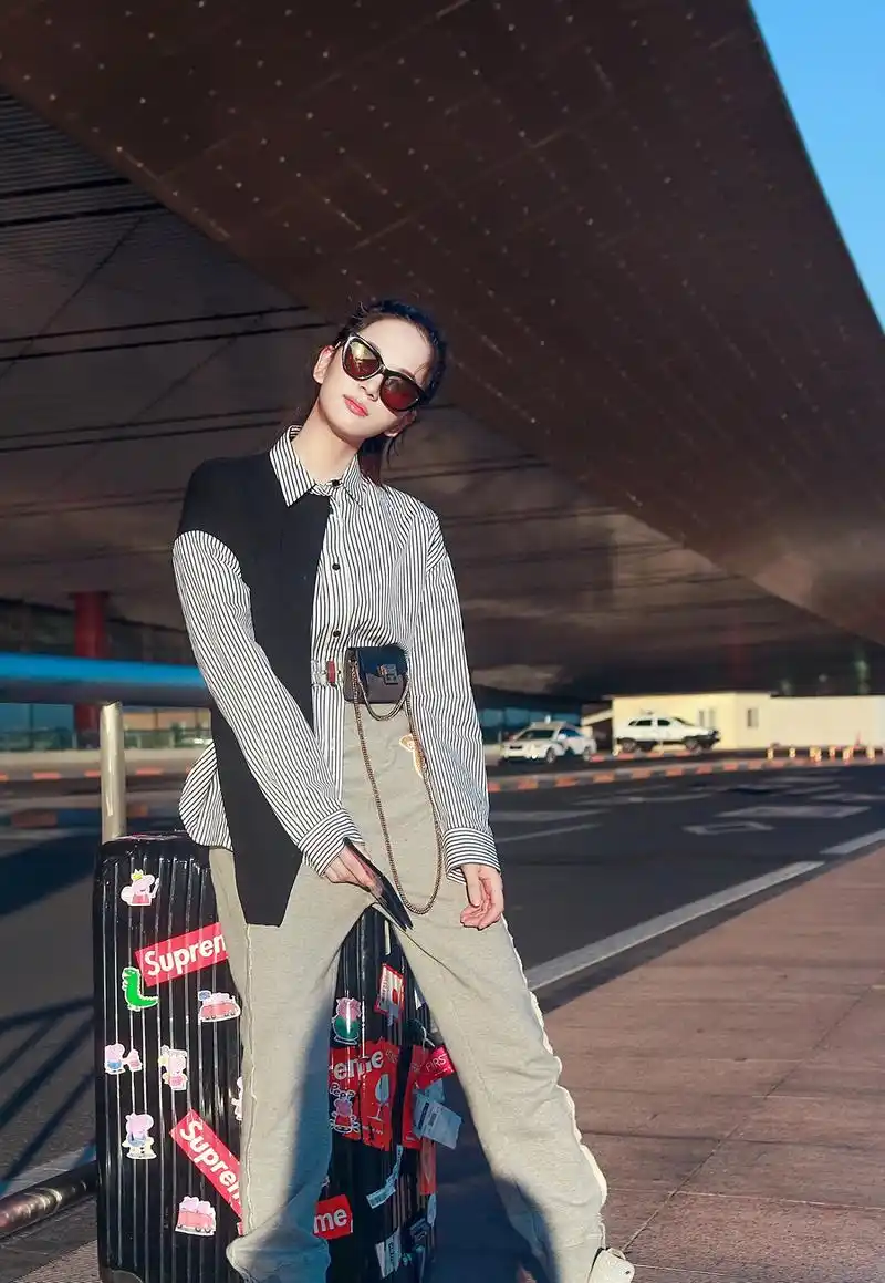 唐本休闲着装现身机场 元气少女活力十足