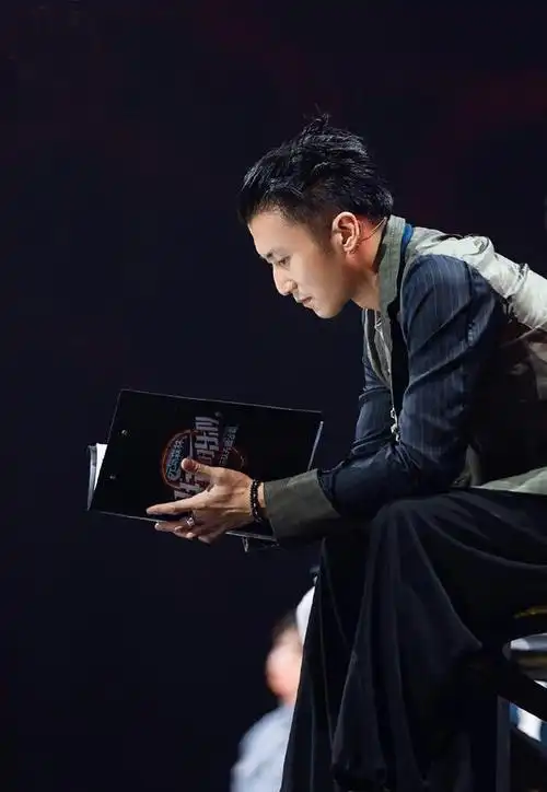 谢霆锋潮流造型,丸子头 西装,男人味十足!40岁变身潮男