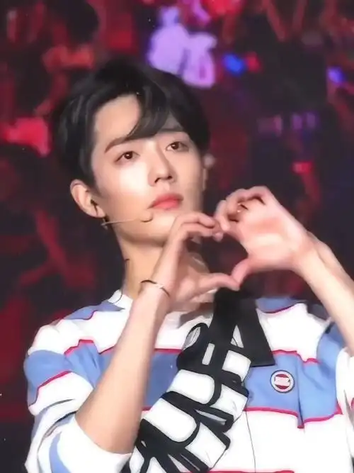 肖战狼尾和白色适配度#谁还没有看过肖战比心啊,每次看到还是会被