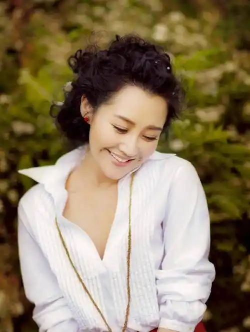 视后大满贯蒋雯丽:曾与许晴争班花,如今活成2个世界