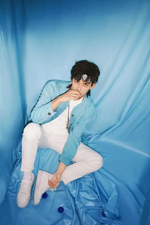 吴磊蓝色纯净大片清爽帅气酷炫狼尾造型搭发带化身热血动漫少年