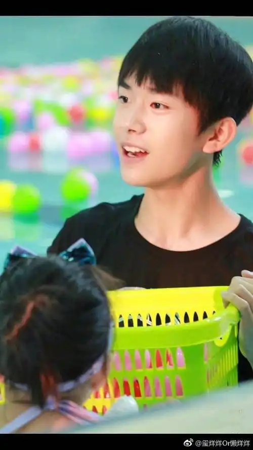 一心一意,易烊千玺#是温柔体贴,单手抱孩帅气满分的小哥哥,是不善