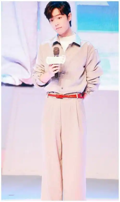 原创肖战身材也太好了吧身穿浅粉色阔腿裤套装大长腿简直逆天