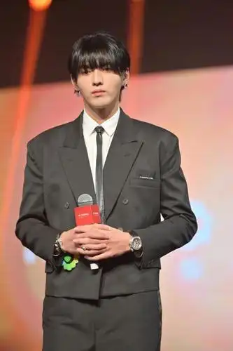 吴亦凡齐刘海造型酷似"西瓜太郎",年近三十脸肿了依旧帅气